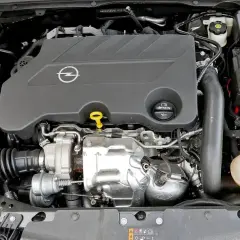 Silnik 2.0 Turbo w Oplu Insignia, gotowy do pracy. Widoczny turbosprężarka i osłony.