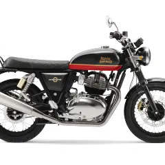 Czarny motocykl Royal Enfield Interceptor 650 z czerwono-złotymi pasami na baku. Klasyczny styl i moc.