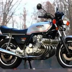 Srebrny motocykl Honda CBX 1000 z lat 80. z potężnym silnikiem rzędowym. Klasyk na drodze.