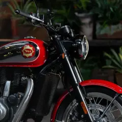Klasyczny motocykl BSA w kolorze czerwonym z chromowanymi elementami. Widoczny emblemat BSA na baku.