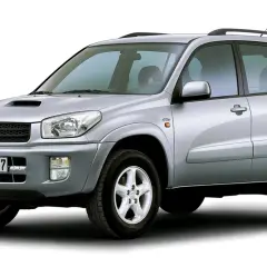 Srebrny Toyota RAV4 2005 z bagażnikiem dachowym, gotowy na przygodę.
