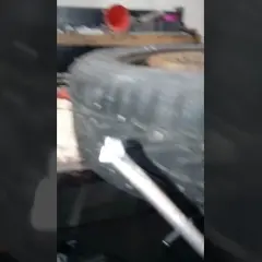Jak wyciągnąć kolce z opony bez uszkadzania gumy i zaoszczędzić czas
