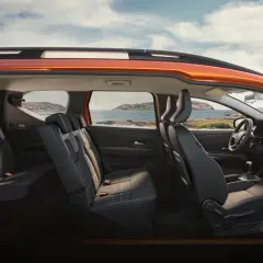 Wnętrze auto 7 osobowe z widokiem na morze i wyspy. Komfortowe siedzenia i nowoczesna deska rozdzielcza.