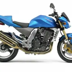 Błękitny Kawasaki Z1000 z podwójnym wydechem i złotymi elementami zawieszenia.