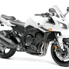 Biały motocykl Yamaha FZ1 z czarnymi detalami, gotowy do jazdy.