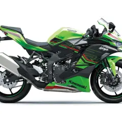 Zielony motocykl Kawasaki Ninja ZX-4RR na stojaku, z widokiem na góry w tle.
