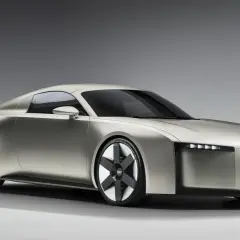 Srebrne, futurystyczne najnowsze Audi z ostrymi liniami i unikalnymi felgami, prezentujące innowacyjny design.