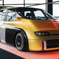 Złoty i czarny Renault Espace F1 z potężnym spojlerem, prezentowany na wystawie.