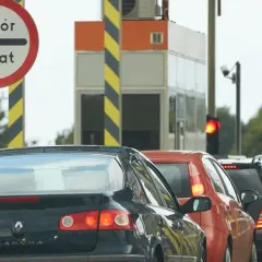 Korki na autostradzie A1 przed punktem poboru opłat. Samochody stoją w kolejce do zapłaty.