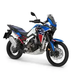 Nowy motocykl Honda Africa Twin 1100 w biało-niebiesko-czerwonych barwach, gotowy na przygodę.
