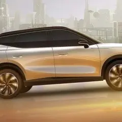 Nowoczesny SUV Omoda 7 w kolorze srebrnym, z futurystycznym przodem i dynamiczną linią nadwozia. Sprawdź omoda 7 cena i możliwości tego auta.