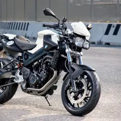 Biało-czarny motocykl BMW F800R na drodze.