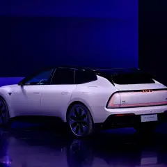 Nowy Audi E5 Sportback prezentuje futurystyczny design z podświetlanym napisem "AUDI" na tyle.