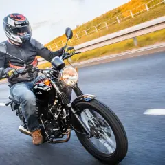 Czy motorowerem można jeździć bez prawa jazdy? Sprawdź, kto może uniknąć kary