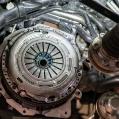 Mechanizm sprzęgła w samochodzie, gotowy do odpowietrzenia. Widoczna tarcza dociskowa i koło zamachowe.