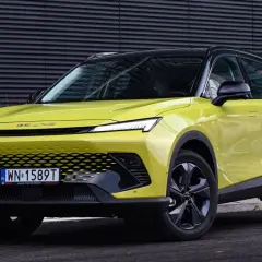 Jaskrawożółty SUV z czarnym dachem i felgami. Z przodu widoczny napis "BEIJING" i polska tablica rejestracyjna. To może być nowy model Beijing 5, cena do ustalenia.