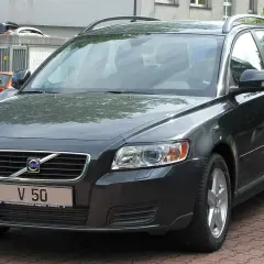 Ciemnoszary Volvo V50 kombi z przodu, z tablicą rejestracyjną "V 50".