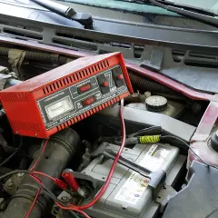 Jakie powinno być ładowanie alternatora 12V, aby uniknąć problemów?