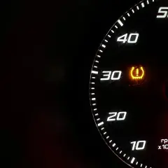 Kontrolka TPMS co to? Opona z wykrzyknikiem na desce rozdzielczej.