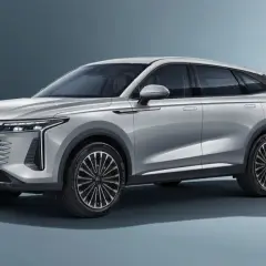 Srebrny OMODA 9 Super Hybrid, SUV z nowoczesnym grillem i eleganckimi liniami. Sprawdź omoda 9 cena i odkryj jego możliwości.