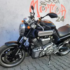 Czarny Yamaha MT-01 z masywnym silnikiem V-twin, gotowy do drogi.