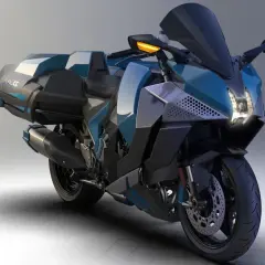 Futurystyczny motocykl Kawasaki Ninja H2 w kolorze niebiesko-szarym, z bagażnikami i ostrymi liniami.