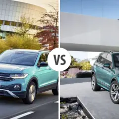 Dwa zielone SUV-y marki Volkswagen, jeden w ruchu, drugi zaparkowany.