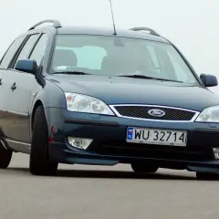 Ciemnogranatowy Ford Mondeo Mk3 kombi na drodze z pachołkami.