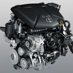 Silnik D-4D z Toyoty Avensis T27, z widocznym alternatorem i paskami napędowymi.