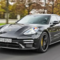 Czarny Porsche Panamera w ruchu. Sprawdź aktualną porsche panamera cena i możliwości tego luksusowego sedana.