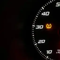 Kontrolka TPMS co to? Opona z wykrzyknikiem na desce rozdzielczej.