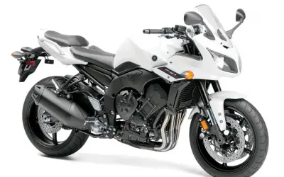 Biały motocykl Yamaha FZ1 z czarnymi detalami, gotowy do jazdy.