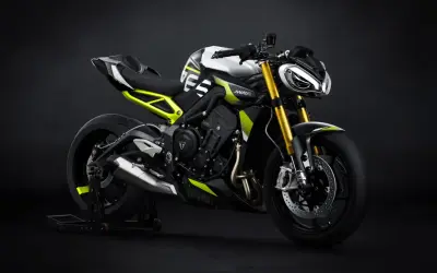 Nowy Triumph Street Triple w sportowej odsłonie, z neonowymi akcentami i złotym zawieszeniem, gotowy na podbój ulic.