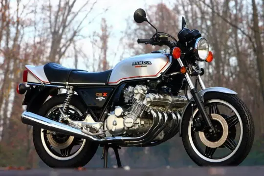 Srebrny motocykl Honda CBX 1000 z lat 80. z potężnym silnikiem rzędowym. Klasyk na drodze.