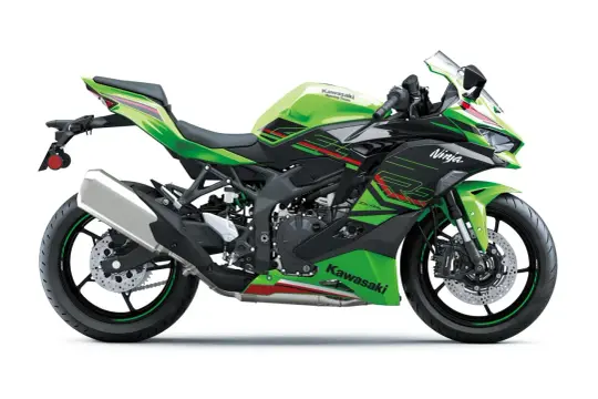 Zielony motocykl Kawasaki Ninja ZX-4RR na stojaku, z widokiem na góry w tle.