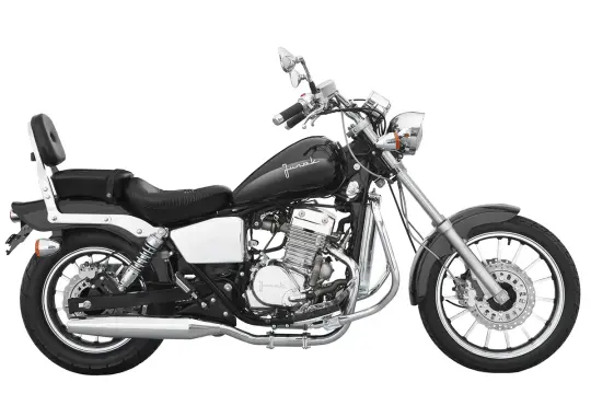 Czarny chopper motor z chromowanymi elementami i wygodnym siedzeniem. Idealny na długie trasy.