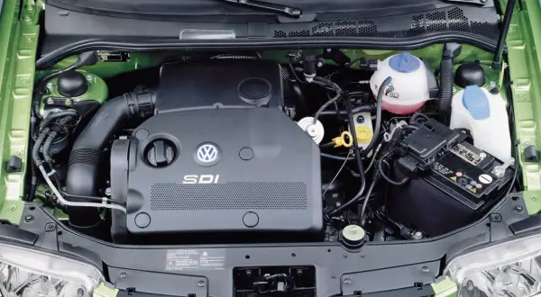Silnik Volkswagen Bora SDI w komorze silnika.