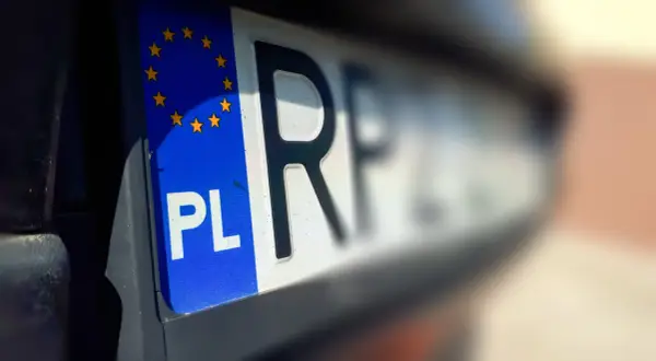 Zbliżenie na polską tablicę rejestracyjną z symbolem UE. Może to być związane z wyrejestrowaniem pojazdu.