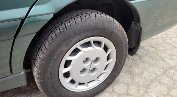 Koło samochodu Daewoo z felgą i oponą. Widać otwory na śruby, które zapewniają stabilne mocowanie.