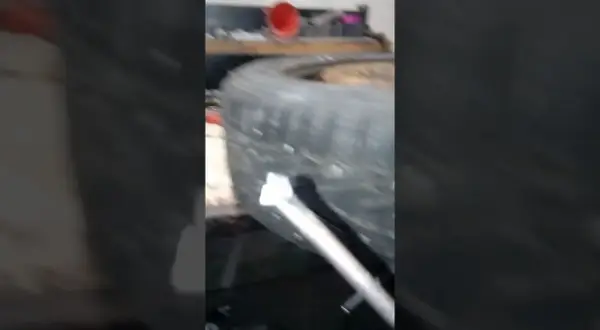 Jak wyciągnąć kolce z opony bez uszkadzania gumy i zaoszczędzić czas