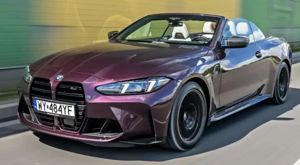 Fioletowy kabriolet BMW M4 z pakietem M na drodze.