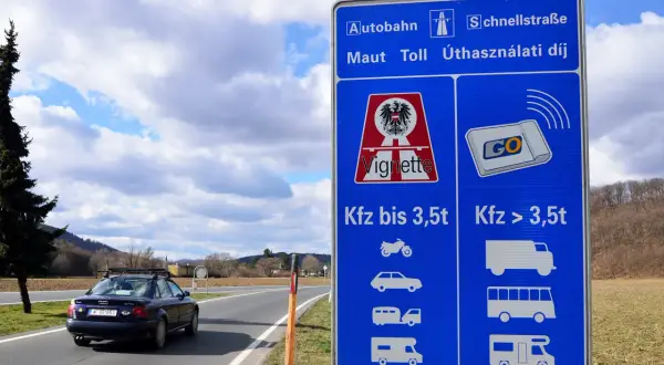 Znak informuje o opłatach drogowych w Austrii. Sprawdź e-winieta Austria cena dla pojazdów do i powyżej 3,5t.
