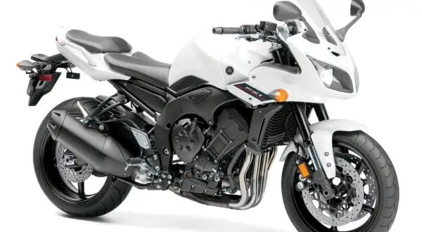 Biały motocykl Yamaha FZ1 z czarnymi detalami, gotowy do jazdy.