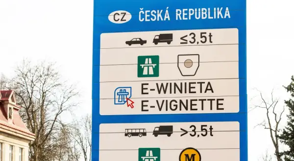 Niebieski znak drogowy z napisem "CZ ČESKÁ REPUBLIKA" i symbolami pojazdów oraz wag.