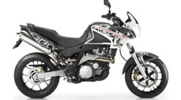 Czarny motocykl Aprilia Pegaso 650 z białymi i czerwonymi akcentami, gotowy na przygodę.