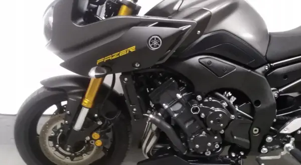 Ciemnoszary motocykl Yamaha FZ8 z żółtym napisem "FAZER" na owiewce. Złote lagi amortyzatorów.