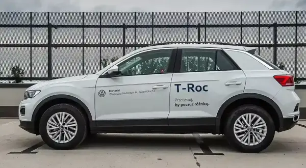 Biały Volkswagen T-Roc, nie jest to typowy minivan, ale świetnie sprawdzi się jako rodzinny samochód.