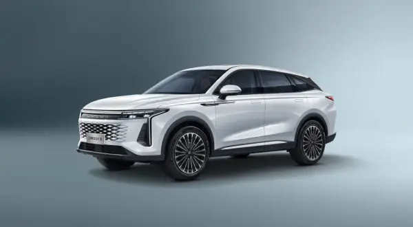Biały SUV Omoda 9 na szarym tle, widok z przodu i z boku.