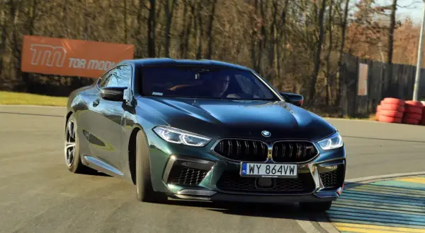 Zielone BMW M8 na torze. Zastanawiasz się nad jego **bmw m8 cena**?