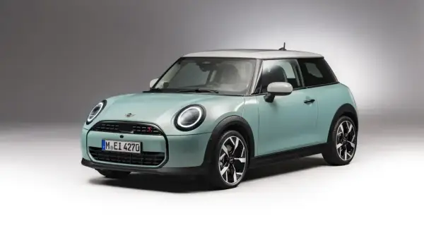 Miętowy Mini Cooper S z białym dachem. Sprawdź aktualną mini cooper cena i dowiedz się więcej o tym stylowym samochodzie.